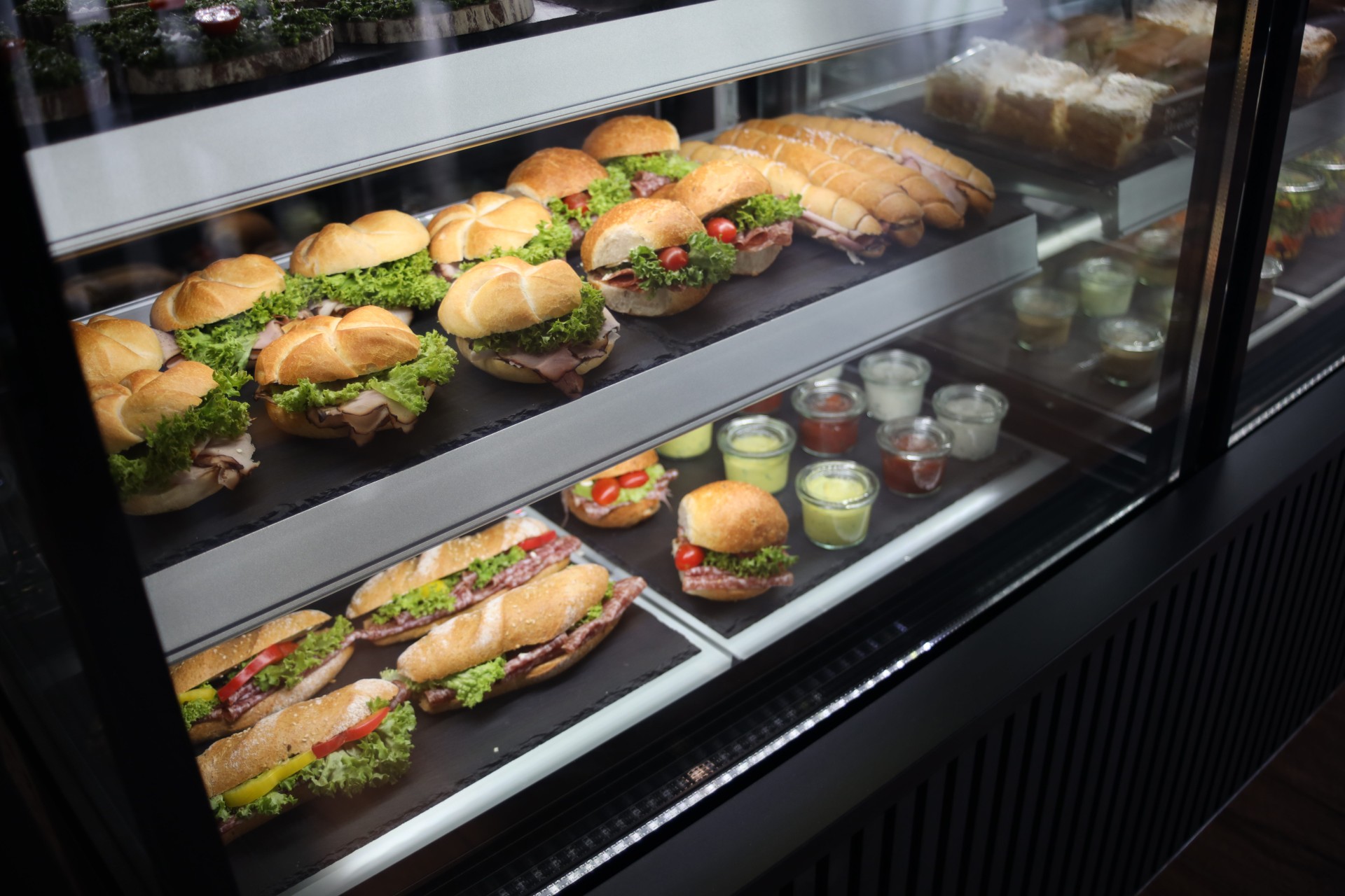 Theke mit Sandwiches im Cafe Carfigo